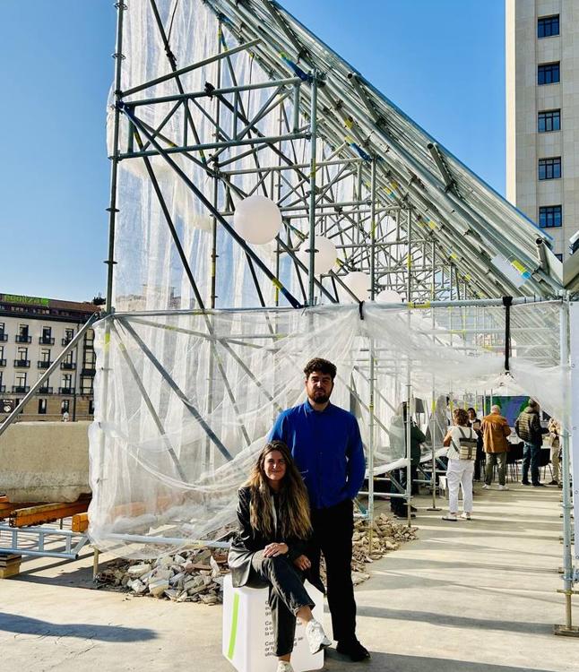 Los arquitectos Itziar Molinero y Jaime Gutiérrez y su pabellón Etxenoi.